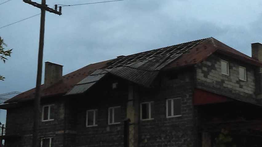 Połamane drzewa, zerwane dachy i linie energetyczne - to efekt wichury, jaka przeszła przez Małopolskę zachodnią [ZDJĘCIA]