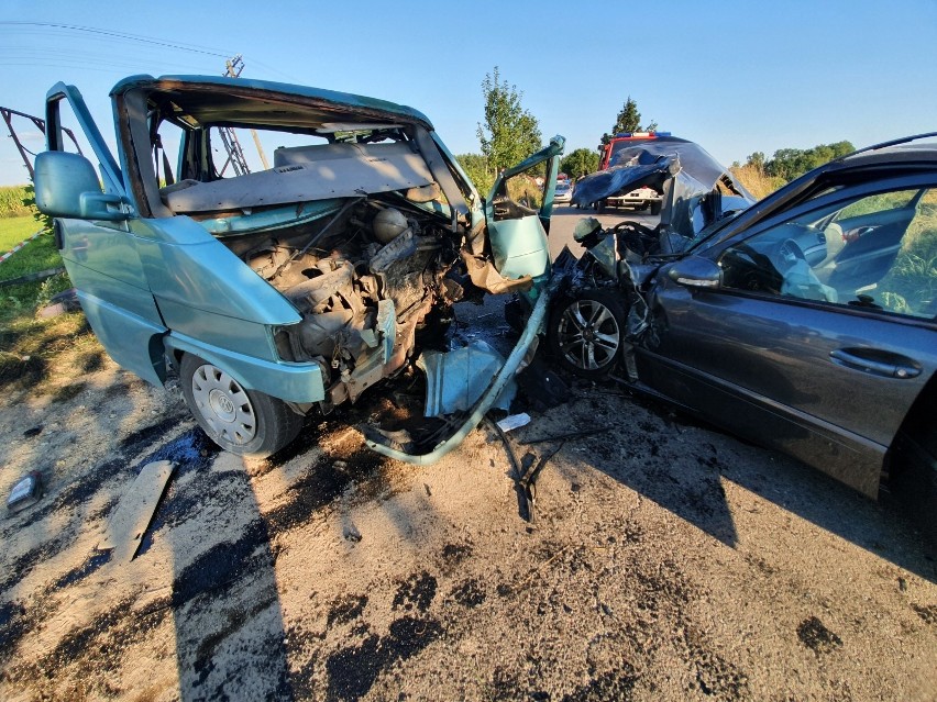 Po wypadku busa z osobówką, 21-letni kierowca stracił prawo...