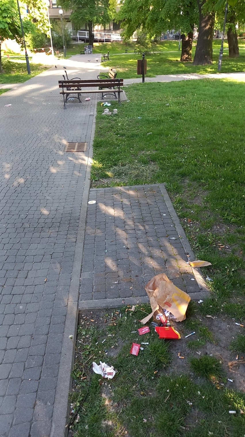 Libacje na placu Kaczyńskiego: młodzież pije i zakłóca spokój, służby są bezradne. Zdjęcia