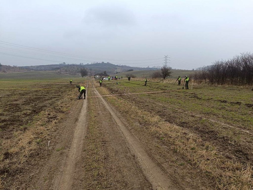 Na tropie strąconego samolotu. Stowarzyszenie "UR" jest...