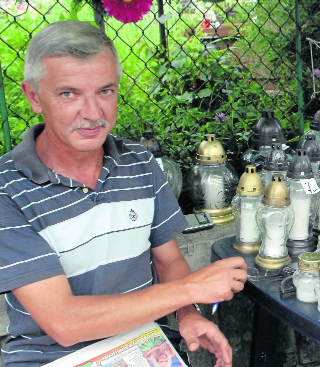 Robert Bednarek handluje zniczami przy cmentarzu w Nowym Sączu. Jest oburzony faktem, że musi sponsorować Sandecję