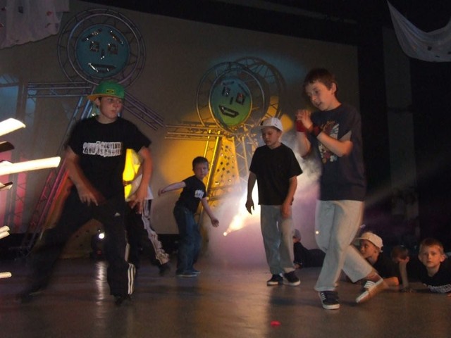 Młodzi tancerze prezentują swoje umiejętności w Nowej Dębie.