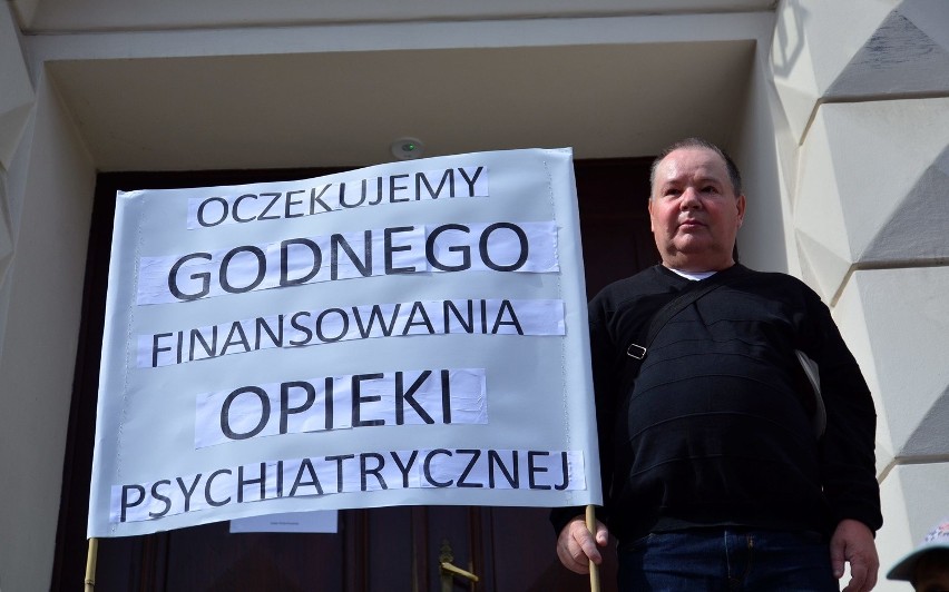 Manifestanci spotkali się przed Lubelskim Urzędem...