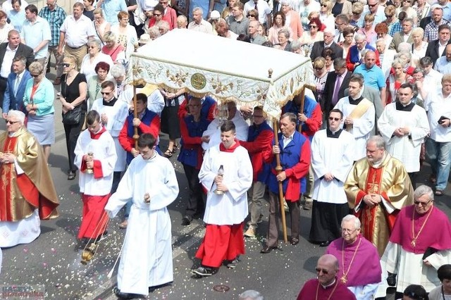 Jeśli procesja poza terenem kościelny, to uzgodniona z odpowiednimi władzami i służbami 