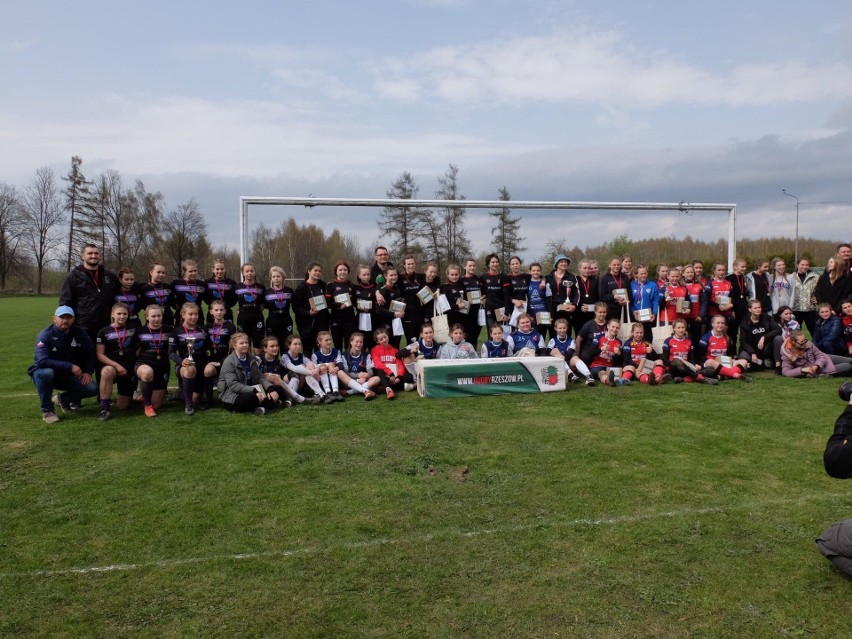 Rugby. Cztery porażki Błyskawic Rugby Rzeszów w pierwszym turnieju Mistrzostw Polski Kobiet U16 w rugby 7