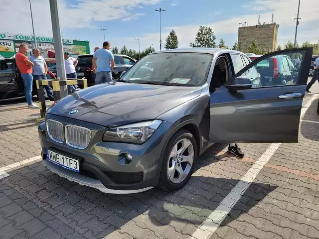 Oferta samochodowa na giełdzie przy ul. Andersa w Białymstoku (22.08.2021 r.).