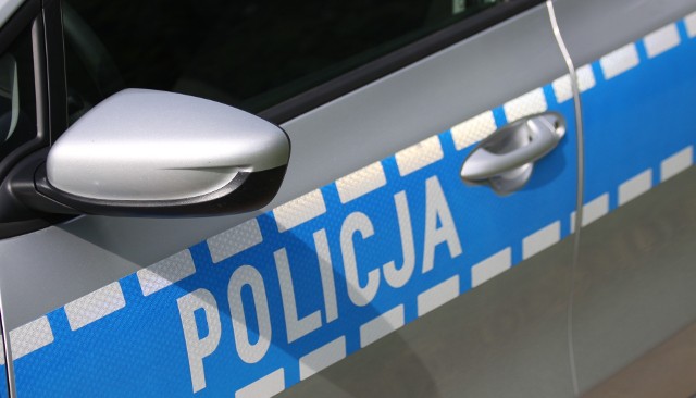 Andrychowscy policjanci namierzyli i pomogli wydostać się 73-latce z kilkumetrowego wykopu.
