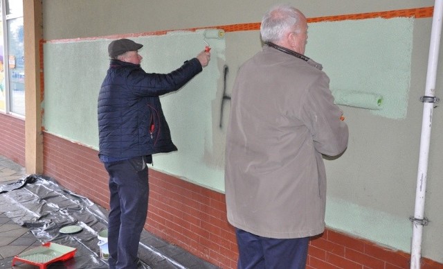 Miroslaw Lepa (z lewej), prezes Prochu Pionki i burmistrz Pionek Romuald Zawodnik zamalowali bohomazy na ścianie.