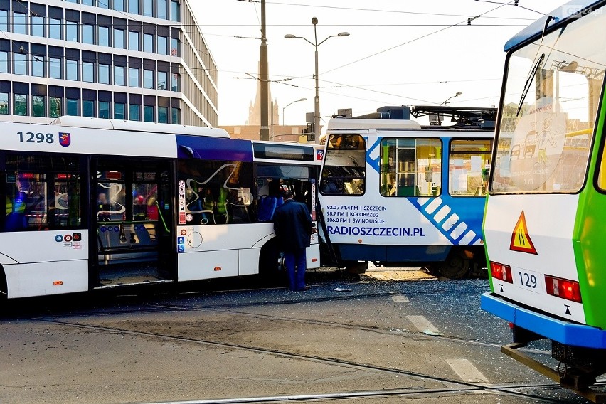 Wypadek na Bramie Portowej w Szczecinie: zderzenie tramwaju...