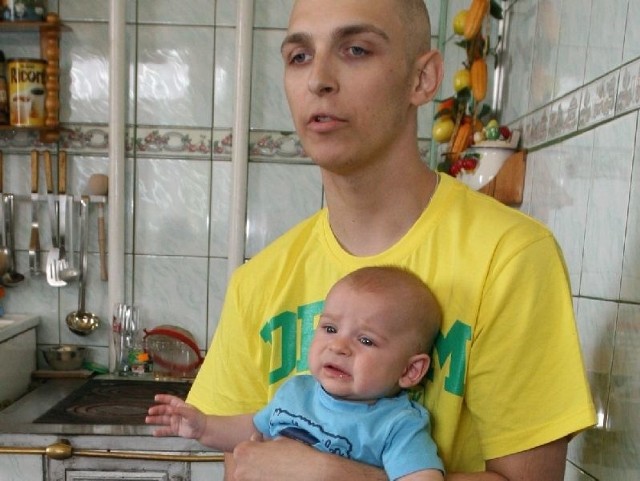 Łukaszowi  Wertce, młodemu ojcu ośmiomiesięcznego  Igorka, potrzebna jest proteza, aby mógł powrócić do normalnego życia i pracy.