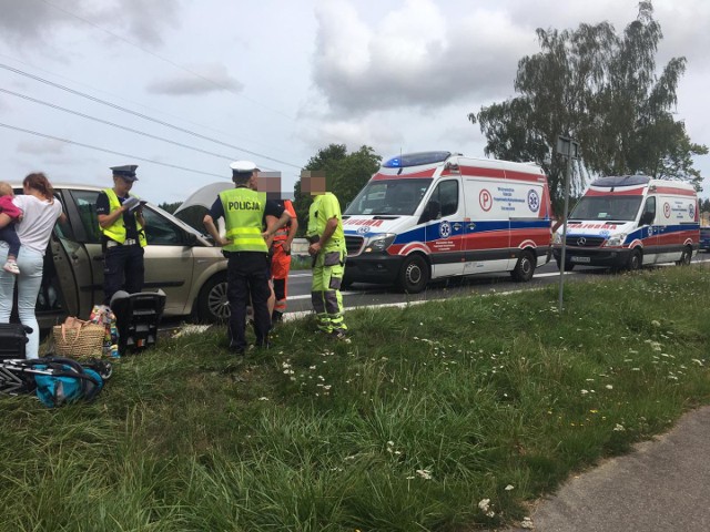 Do zdarzenia doszło na drodze numer 6 w miejscowości Stare Bielice (zjazd na Tatów). Kierowca citroena wjechał w tył prawidłowo jadące renault. Dwie osoby zostały poszkodowane w tym zdarzeniu. Droga jest już przejezdna. Zobacz także: Koszalin/Sianów: Wypadek na krajowej "6" koło Sianowa. Sześć samochodów rozbitych