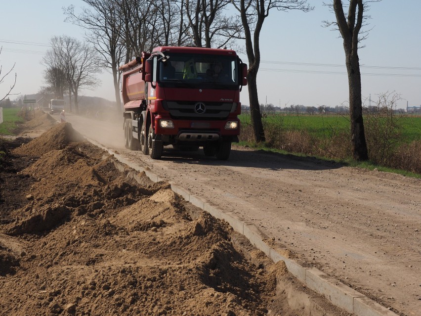 Trwa remont dróg w gminie Będzino. Przy okazji niszczona jest droga do Podamirowa [ZDJĘCIA]