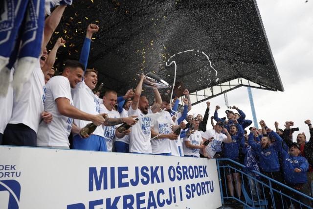 Piłkarze Ruchu Chorzów awans do I ligi świętowali ze swoimi kibicamiZobacz kolejne zdjęcia. Przesuwaj zdjęcia w prawo - naciśnij strzałkę lub przycisk NASTĘPNE