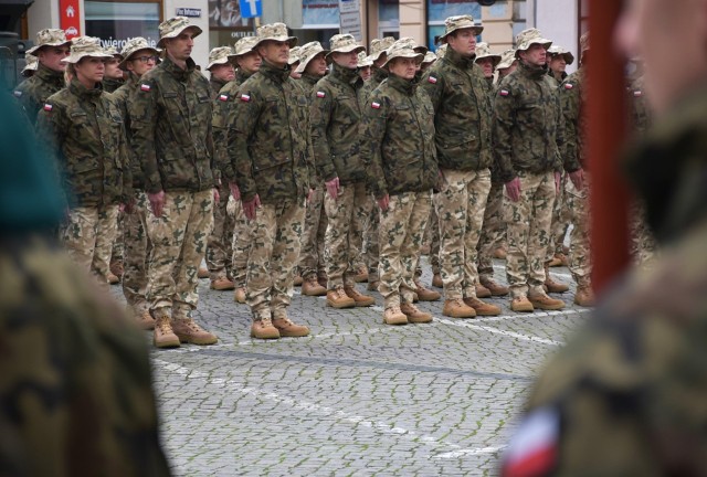 Po 6 miesiącach przygotowań żołnierze zostali pożegnani na placu ratuszowym w Sulechowie