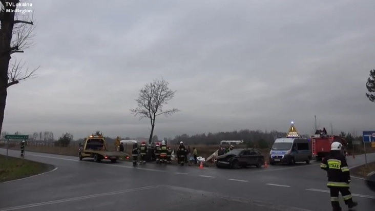 Wypadek pod Wrocławiem, zderzyły się dwa samochody. Dwie osoby ranne (FILM, ZDJĘCIA)