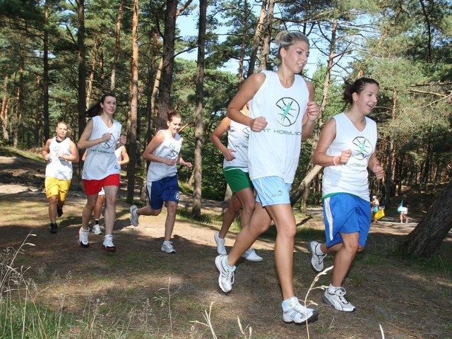 Kobylnickie koszykarki podczas treningu kondycyjnego w usteckim lesie. Na czele stawki dwie Katarzyny: Klimowska (niebieskie spodenki) i Hrywna.