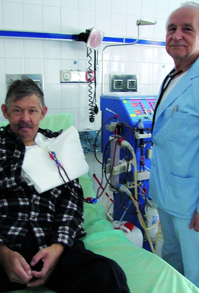 Dializy ratują mi życie &#8211; mówi Bronisław Klimek (z lewej) podopieczny dr. Henryka Perkowskiego z łomżyńskiego szpitala