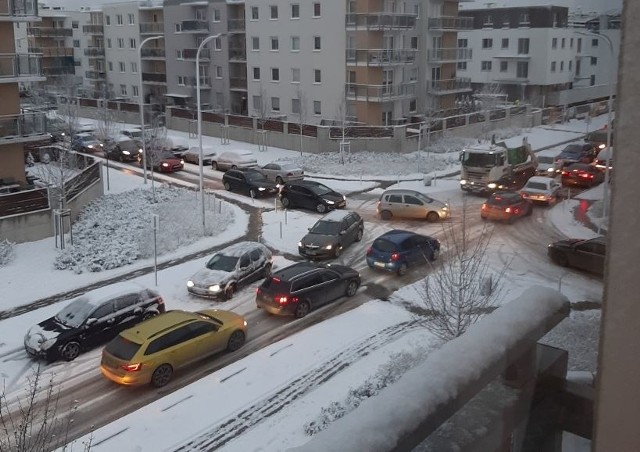 Mieszkańcy Jagodna skarżą się na brak zatoczek i korki na drogach.