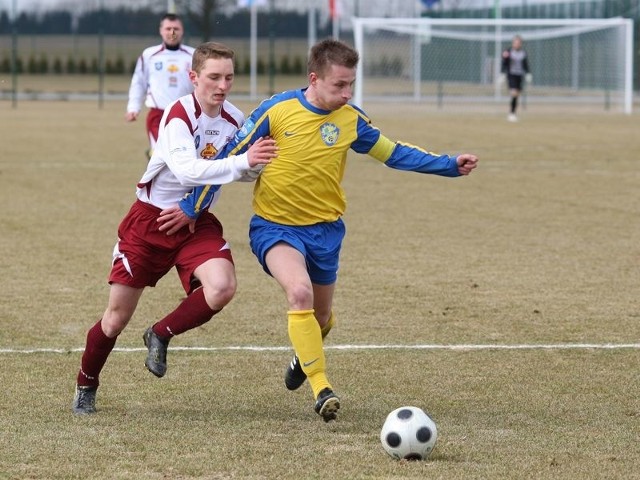 Michał Wirkus (żółte stroje) zdobył dla Korala gola na 4:0. 