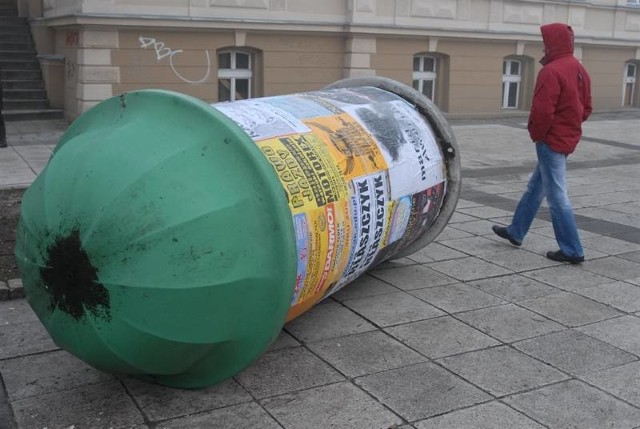 Zdziwieni przechodnie obserwowali powalony słup informacyjny. Szybko jednak pojawili się pracownicy ZOK-u i postawili go na dawne miejsce.