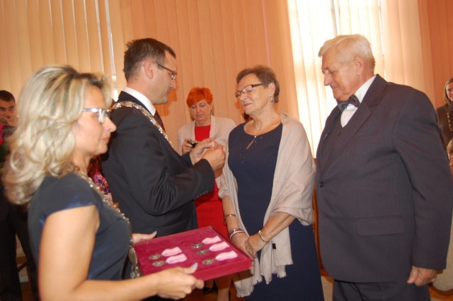 Burmistrz dekoruje medalami: Janinę i Henryka Semrau.