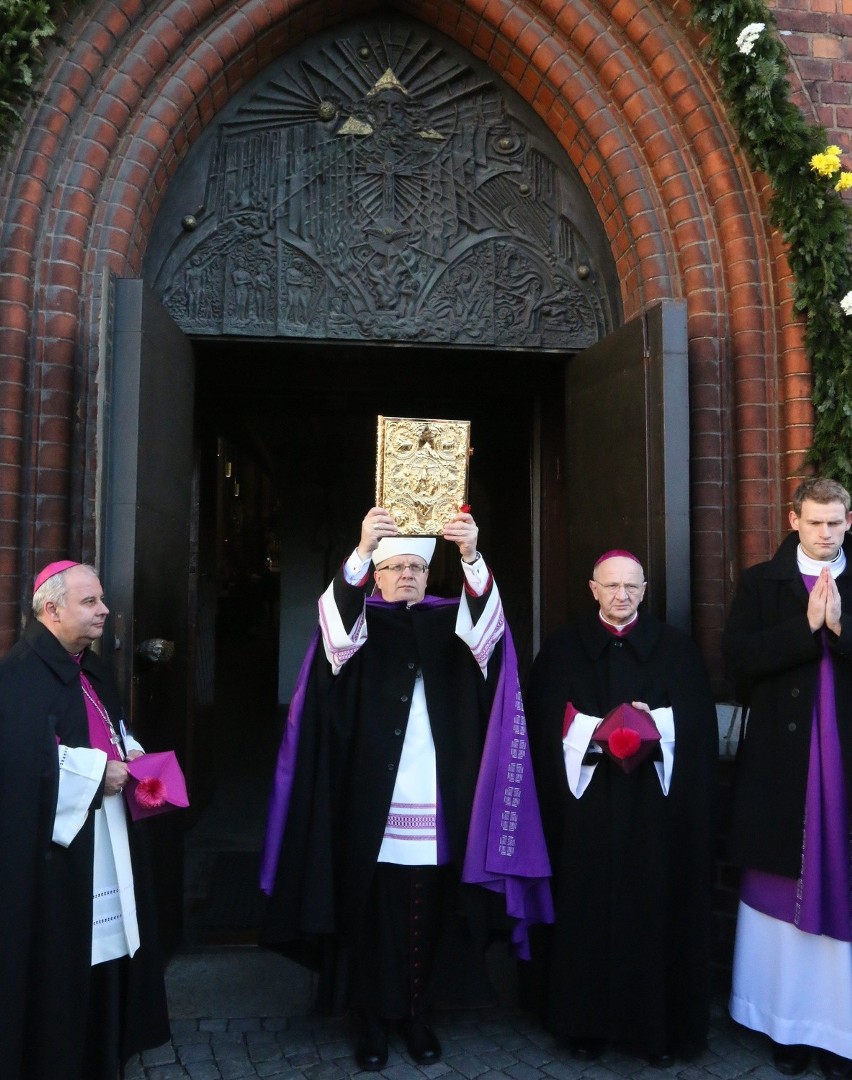 Biskup opolski uroczyście otworzył Bramę Miłosierdzia ze...