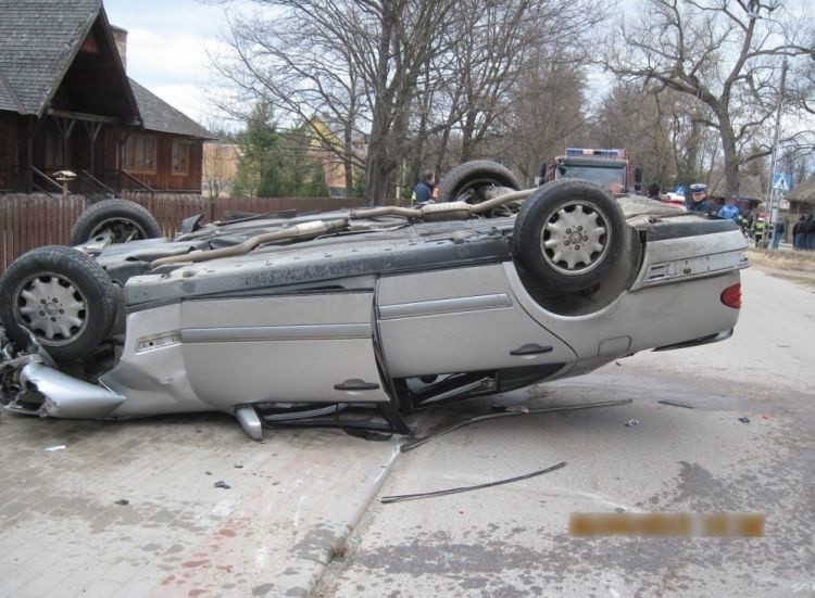 Pijany 21-latek porwał mercedesa ze stacji paliw