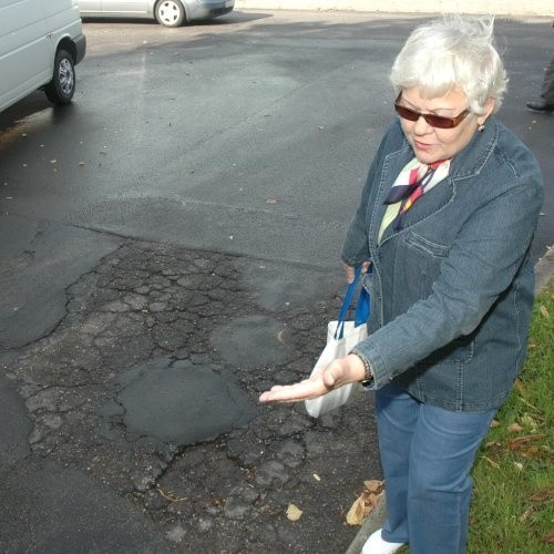 Zofia Szczwiorok z Kołobrzegu narzeka na fatalny stan ul. Kupieckiej; zapewniono nas w kołobrzeskim ratuszu, że przed zimą droga będzie wyremontowana.