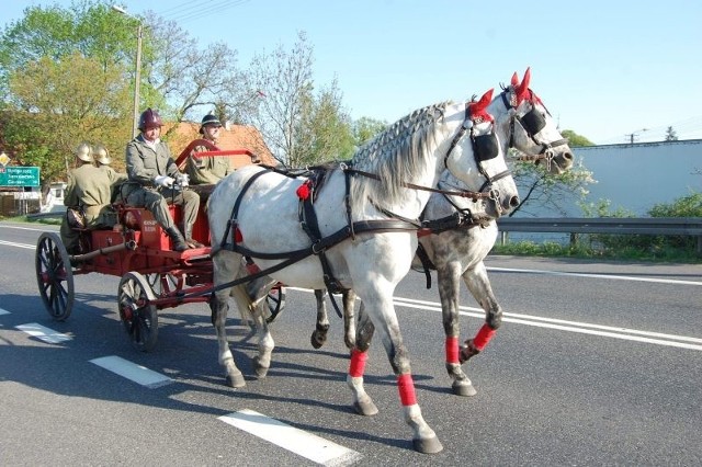 Jubileuszowy pochód przez wieś otwierała konna sikawka będąca w posiadaniu strażaków z OSP w Ślesinie.