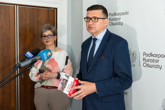 - Mamy nadzieję, że ten przewodnik trafi przynajmniej do części ukraińskiej młodzieży w podkarpackich placówkach, że będzie wstępem do zapoznania się z historią Polski – powiedział dyr. rzeszowskiego oddziału IPN Dariusz Iwaneczko (obok podkarpacki kurator oświaty Małgorzata Rauch).