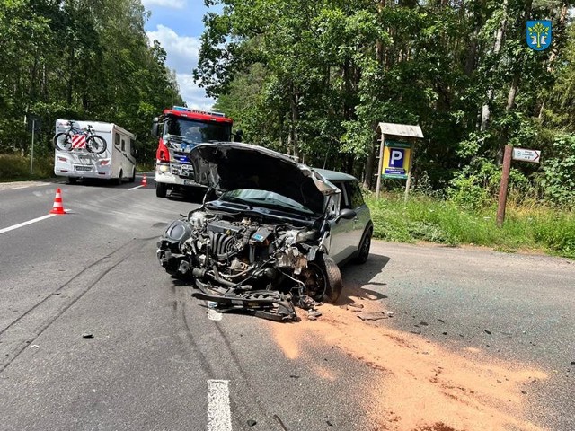 Do groźnego zdarzenia doszło na trasie Czarna Dąbrówka-Rokity. Kierowca samochodu osobowego włączający się do ruchu z leśnego parkingu nie zauważył innego pojazdu. Doszło do zderzenia.