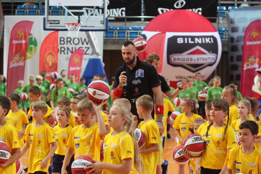 Marcin Gortat trenuje dzieci na Marcin Gortat Camp w...