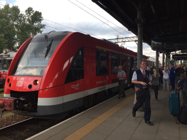 Pociąg specjalny relacji Berlin - Opole wjechał na drugi peron stacji Opole Główne dokładnie o godz. 14.00.