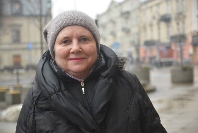 Jolanta Strasburger-Ciepłowska na zakupachTego wszystkiego nauczyła mnie mama- Wielkanoc to wyjątkowo smaczne święta - podkreśla pani Jolanta Strasburger-Ciepłowska. U niej na stole będą królować tradycyjne polskie potrawy. - Już nie mogę się doczekać barszczyku z białą kiełbasą, chrzanem, śmietaną i jajkiem. Lubimy jego wyrazisty i ostry smak - opowiada pani Jolanta Strasburger-Ciepłowska. Lublinianka,  którą spotkaliśmy wczoraj na zakupach. Właśnie  wybierała foremkę na babkę, którą sama upiecze. - Będzie ze skórką z cytryny, bakaliami. W tym roku zrobię mazurka, ale za to będzie serniko-makowiec - zaznacza. Na stole nie zabraknie też jajek i to pod każdą postacią: z majonezem, rzeżuchą, szczypiorkiem. - Oczywiście nie zabraknie pieczonej karkówki i schabu ze śliwką. Kupiłam też białą kiełbasę i kruchą wiejską kiełbasę z czosnkiem, proszę powąchać jak pachnie. Zawsze kupuję w tym samym sprawdzonym miejscu przy Narutowicza - opowiada pani Jolanta. I dodaje, że już od piątku chce zacząć w kuchni przygotowania do świąt. - Tego wszystkiego nauczyła mnie mama, staram się kontynuować jej przepisy. Myślę, że rodzina się ucieszy. Zawsze też daję córce i bliskim trochę ciasta w ramach prezentu - mówi lublinianka. 