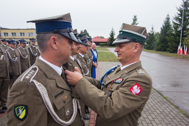 Uroczystą zbiórką w dniu 14 sierpnia br. rozpoczęły się obchody Święta Wojska Polskiego w koszarach 2 Brygady Zmechanizowanej w Złocieńcu.W uroczystości uczestniczyli żołnierze oraz pracownicy Resortu Obrony Narodowej. Apel rozpoczął się przyjęciem meldunku przez Dowódcę Brygady płk dypl. Arkadiusza Szkutnika, następnie odczytano życzenia od Ministra Obrony Narodowej, rozkazy i decyzje o wyróżnieniach oraz wręczono akty mianowania na wyższe stopnie służbowe.W swoim przemówieniu Dowódca Brygady zwrócił uwagę na obchodzoną w tym roku 98. rocznicę Bitwy Warszawskiej nazywanej „Cudem nad Wisłą”, która jest uznawana za jeden z największych sukcesów Armii Polskiej. Podkreślił też, że w bitwie tej dowodził patron złocienieckiej Brygady, Marszałek Józef Piłsudski. Jednocześnie przekazał życzenia wszystkim kombatantom, weteranom, pracownikom Resortu Obrony Narodowej i żołnierzom oraz ich najbliższym. Uroczystość zakończyła się odśpiewaniem Pieśni Reprezentacyjnej Wojska Polskiego oraz defiladą pododdziałów.Dzień Święta Wojska Polskiego jest okazją do przypomnienia roli żołnierzy w historii Polski i ukazania dumy z dorobku polskiego oręża.Zobacz także Piknik w mundurze 2017 w Koszalinie