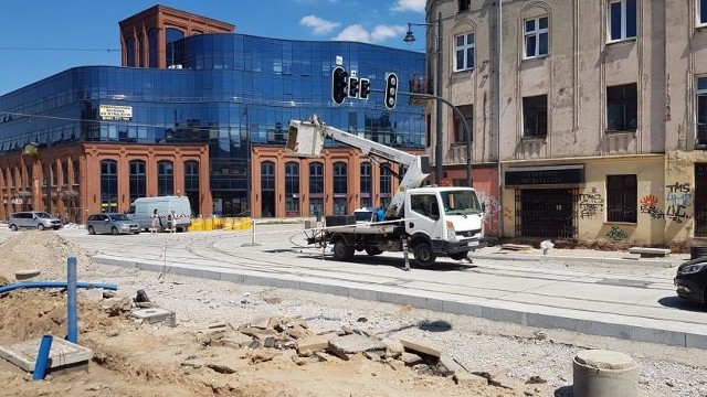 Do groźnego wypadku doszło 24 czerwca około godz. 10.57 na ul. Dąbrowskiego przy Rzgowskiej. Pracujący przy sygnalizacji świetlnej dwaj robotnicy wypadli z kosza podnośnika. Obaj trafili do szpitali.Czytaj na kolejnych slajdach