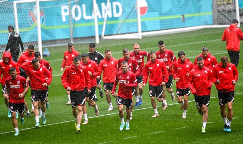 Piłkarze reprezentacji Polski wyszli na boisko w ulewie. Zobaczcie deszczowy trening na stadionie Polsat Plus Arena Gdańsk [zdjęcia]