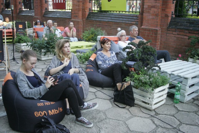 W sobotę na dziedzińcu słupskiego ratusza, w specjalnie przygotowanej strefie chillout wystąpił Acoustical. Zespół ACOUSTICAL tworzy trzech doświadczonych już muzyków, którzy kontynuują swoją wcześniejszą muzyczną współpracę jaką zawiązali we wspólnych różnych rockowych projektach. Tym razem spotykają się w całości w akustycznym składzie i brzmieniu swoich instrumentów aby przedstawić własne interpretacje rockowych standardów w wersjach akustycznych. Projekt ACOUSTICAL powołali wspólnie Piotr Pancewicz- wokalista darłowskich zespołów BIJU, PIGIT i laureat programu "Droga do Gwiazd" TVN, oraz Andrzej Czajkowski - doświadczony gitarzysta, znany z wieloletniej współpracy z KAYANIS, z którym aktywnie koncertował i nagrał kila płyt. W ostatnim czasie do projektu dołączył basista Tomasz Radziuk z bezprogowym basem akustycznym, który przez wiele lat wspierał akustyczne projekty zespołów ATMAN, KARPATY MAGICZNE i ostatnio FLOW. Koncert Acoustical to podróż poprzez dekady muzyki rockowej w niebanalnej interpretacji, to część historia rocka na którą składają się utwory Led Zeppelin, Pink Floyd oraz nowszej generacji Soundgarden, Pearl Jam, Audioslave opowiedziana brzemieniem akustycznych gitar i wokalu. Zapraszamy do obejrzenia galerii zdjęć. 