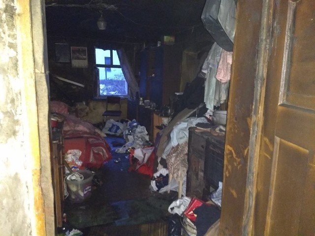 Zgłoszenie do jastrzębskiej straży pożarnej wpłynęło 25 stycznia około godz. 5:30. Płonęło jedno z pomieszczeń w budynku jednorodzinnym położonym przy ul. Pszczyńskiej.
