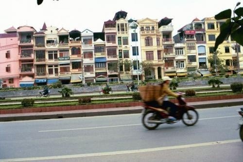 Fot. M. Kij: Ulice Hanoi są w dobrym stanie, bez dziur. Domy nie mają zbyt wielu kondygnacji, ale każde piętro jest wysokie. W ten sposób łatwiej utrzymać odpowiednią temperaturę w pomieszczeniach