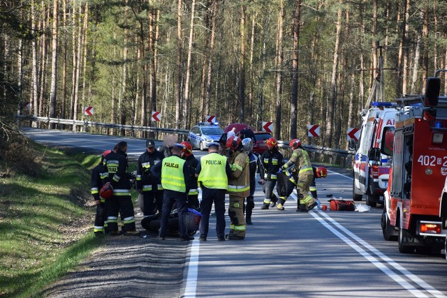 Dzisiaj (niedziela) przed godz. 16 doszło do wypadku na drodze krajowej nr 21 między Miastkiem a Węgorzynkiem. Motocyklista zderzył się z samochodem osobowym. Motocyklista został ranny. Auto jechało od strony Miastka, grupa motocyklistów z przeciwnej strony.