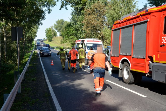 Volkswagen dachował na drodze wojewódzkiej nr 241 między Sępólnem Krajeńskim a Więcborkiem.