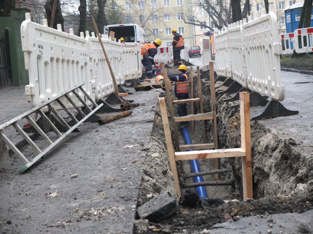 Na ulicy Ligonia trwa właśnie wymiana rur azbestowo-cementowych. Prace mają się zakończyć w połowie kwietnia, a nowa sieć budowana jest także na pobliskiej ulicy Słowackiego.