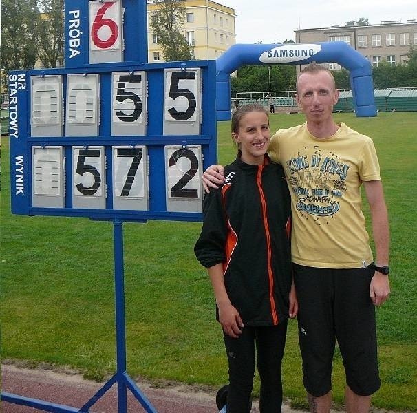 Magdalena Żebrowska z trenerem Bartoszem Witkowskim po niezwykle udanej próbie w skoku w dal.