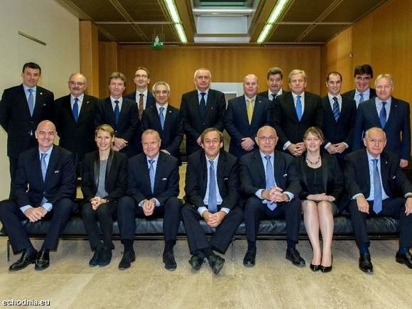 Podczas posiedzeń w siedzibie UEFA w szwajcarskim Nyonie, z Komisją HatTrick spotyka się szef UEFA Michel Platini (w pierwszym rzędzie w środku). Z tyłu za Platinim - Mirosław Malinowski.
