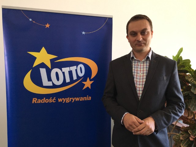 W piątek jest olbrzymia kumulacja w Eurojackpot - do wygrania jest aż 385 milionów złotych. Przy okazji sprawdziliśmy, jakie są największe wygrane w województwie świętokrzyskim.  Od 1990 roku na terenie Oddziału Totalizatora Sportowego w Kielcach 35 razy padła „6” w Lotto. W ostatnich 10 latach mieliśmy kilkanaście „6”, w tym także takich, które padły podczas kumulacji. Oto 6 najwyższych wygranych.  ZOBACZ NA KOLEJNYCH SLAJDACH>>>Na zdjęciu Tomasz Zbróg, dyrektor Oddziału Totalizatora Sportowego w KielcachPOLECAMY TAKŻE:   Drogie paliwo w Polsce? Zobacz ile za paliwo zapłacisz na świecie!   ZOBACZ TAKŻE: Pod Ogrodem Botanicznym w Kielcach są jaskinie!