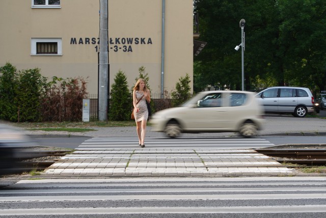 Wypadek na Grunwaldzkiej miał miejsce w sobotę rano. Jeden z kierowców nie zatrzymał się przed przejściem dla pieszych obok ul. Marszałkowskiej i potrącił dwie osoby. 75-letnia kobieta zmarła w szpitalu.