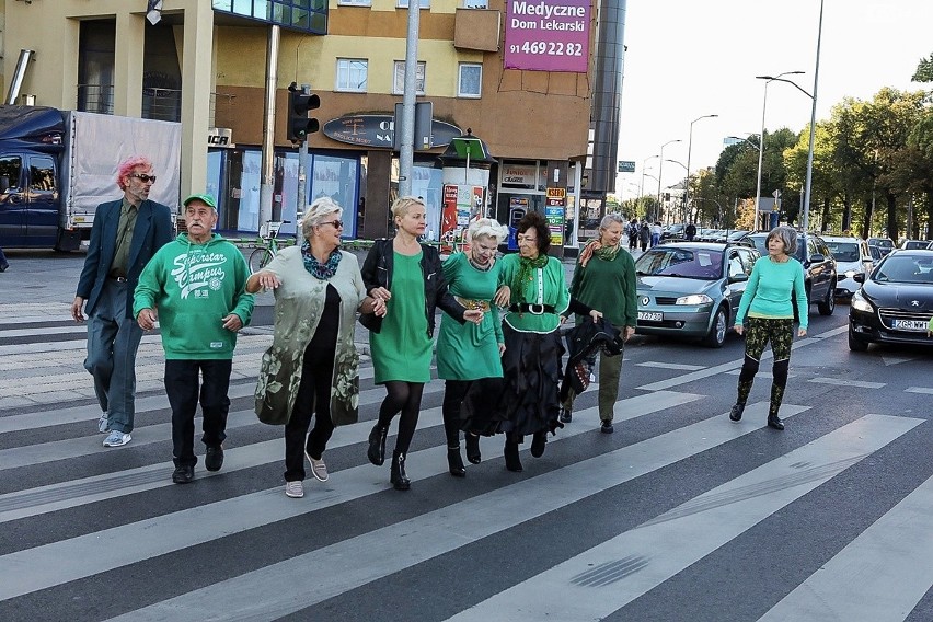 Seniorzy ubrani na zielono tańczyli na ulicach Szczecina