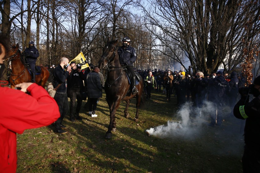 11. rocznica katastrofy smoleńskiej [ZDJĘCIA] Warszawa: protesty Strajku Przedsiębiorców, zatrzymany został m.in. Paweł Tanajno [WIDEO]