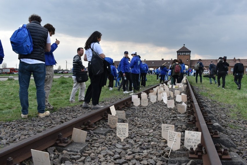 Młodzież z Izraela nie przyjedzie w wakacje do Krakowa i do Auschwitz. W tle konflikt o uzbrojenie ochroniarzy